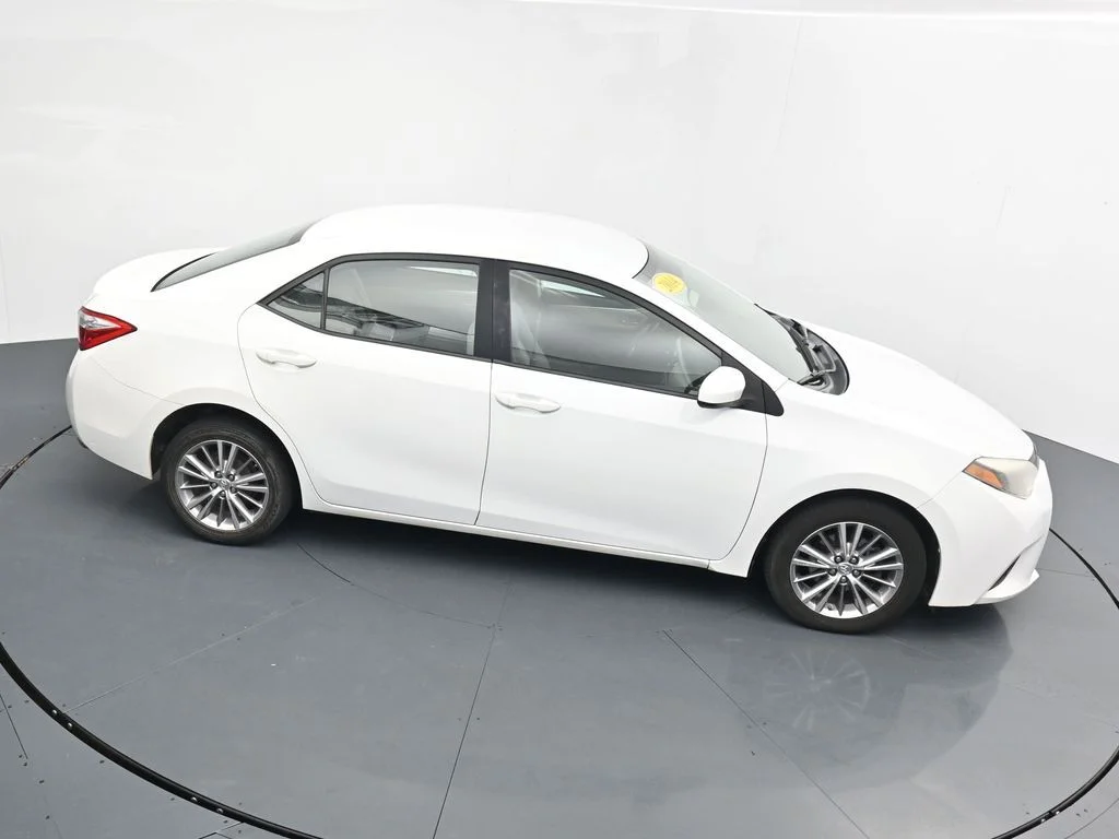 Used 2014 White Toyota LE Plus image 27