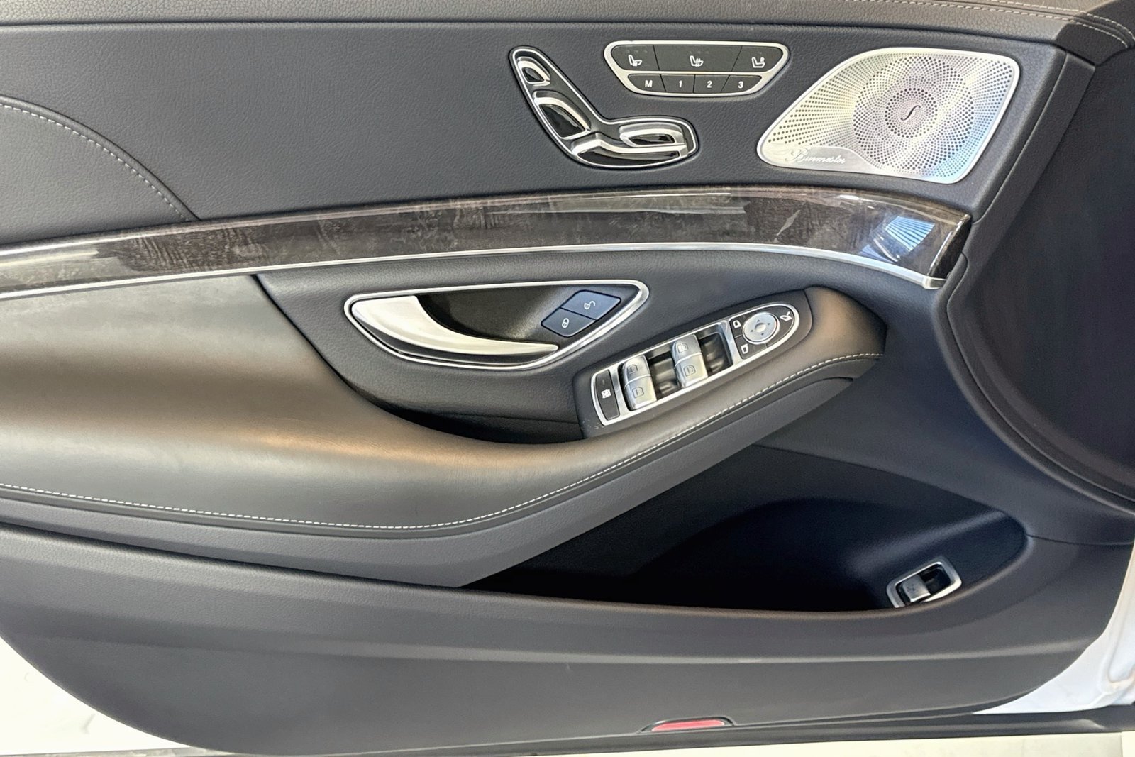 Used 2019 Designo Diamond White Mercedes-Benz S 560 image 17