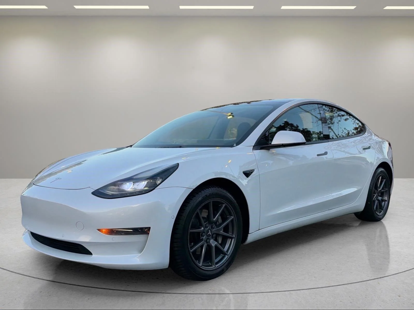 Used 2022  Tesla Long Range image 1