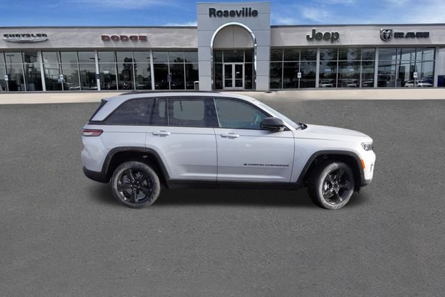 New 2025 Silver Zynith Exterior Paint Jeep Limited image 2