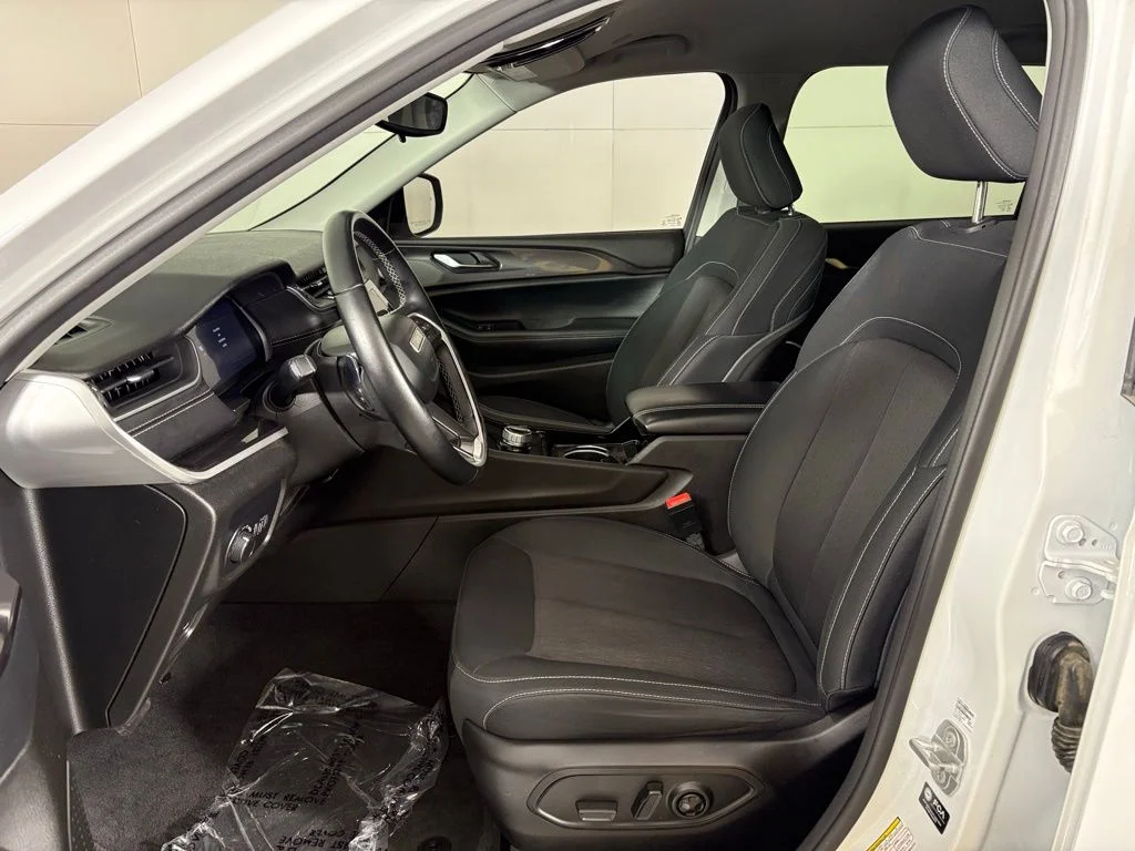 Used 2022 White Jeep Laredo image 16