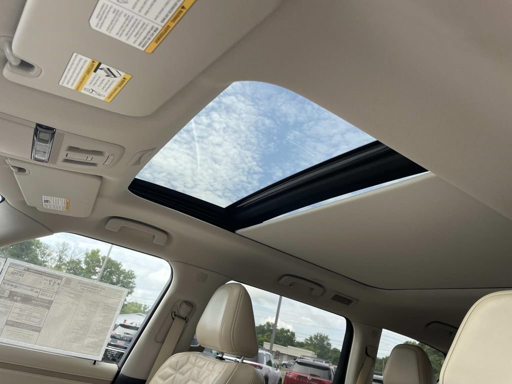 New 2026 Everest White TriCoat / Super Black Two-tone Nissan Platinum Reserve image 23