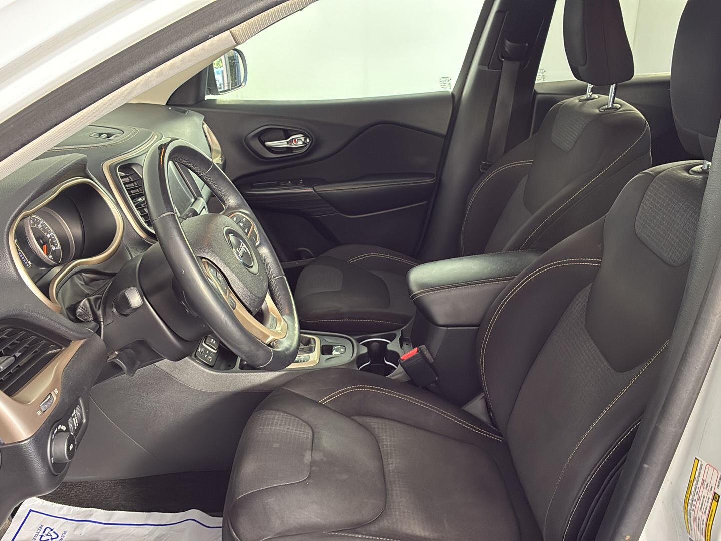Used 2015 Bright White Clearcoat Jeep Latitude image 22