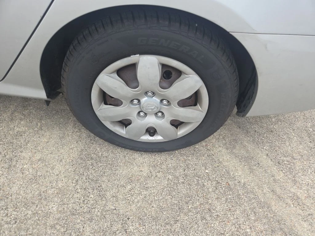 Used 2009 Silver Hyundai GLS image 16