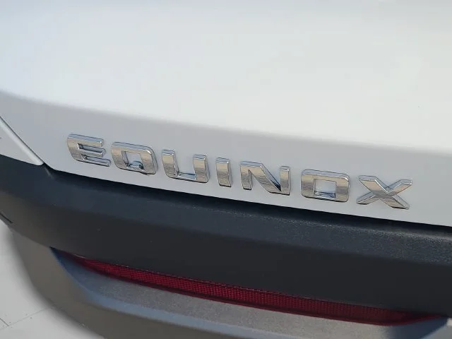 New 2027 Summit White Chevrolet LT image 34