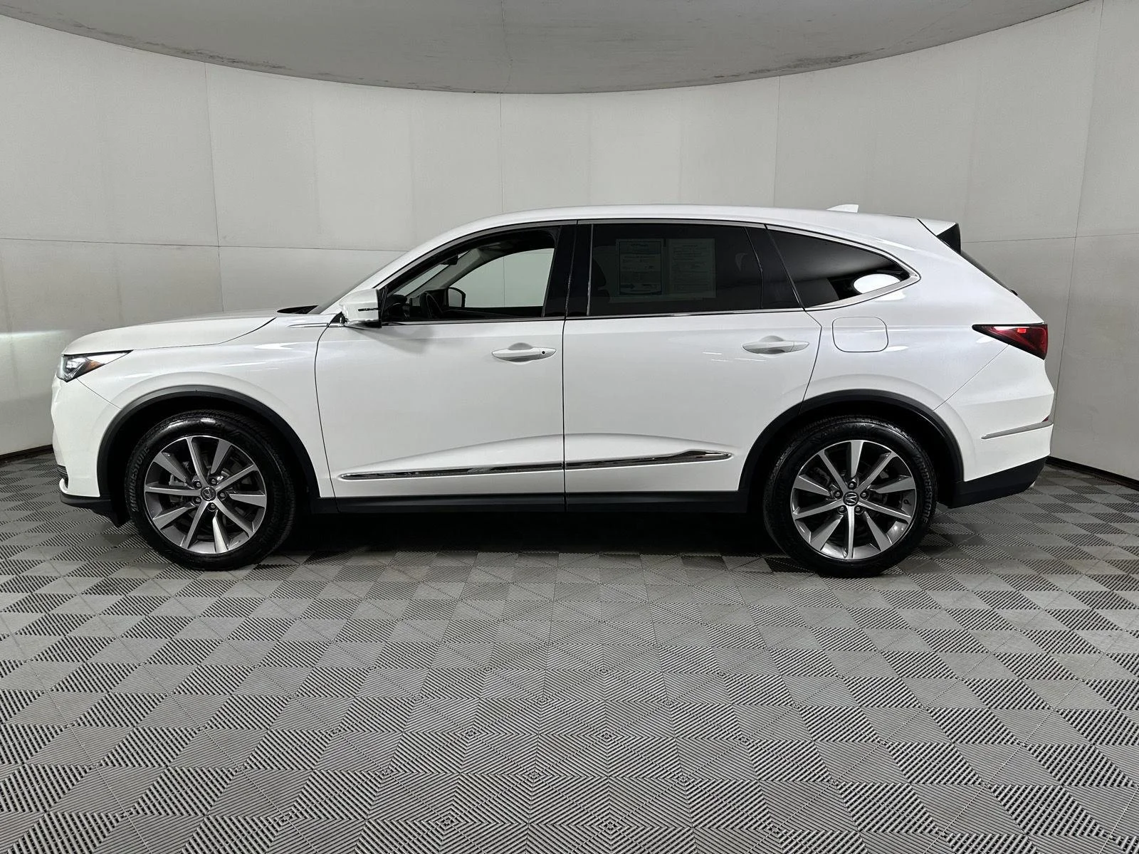 Used 2025 Platinum White Pearl Acura SH-AWD w/Tech image 15