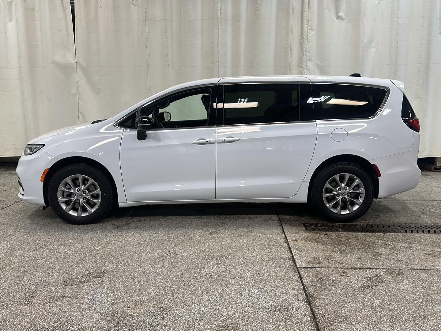 Used 2025 Chrysler Pacifica Select with VIN 2C4RC3BG5SR538468 for sale in Waconia, Minnesota