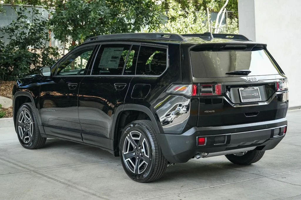 New 2026 Diamond Black Crystal Pearlcoat Jeep Laredo image 4