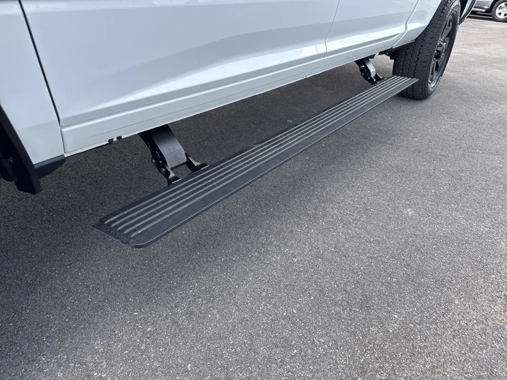 New 2026 Bright White Clear-Coat Exterior Paint RAM Laramie image 15