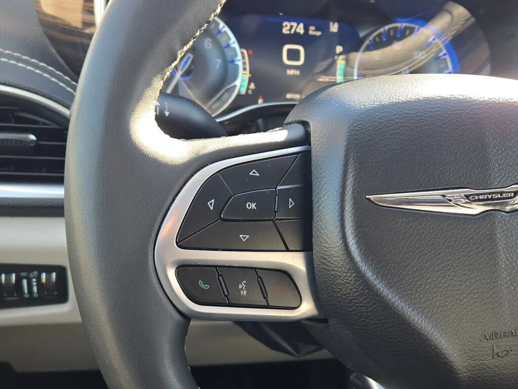 Used 2024 White Chrysler Limited image 33