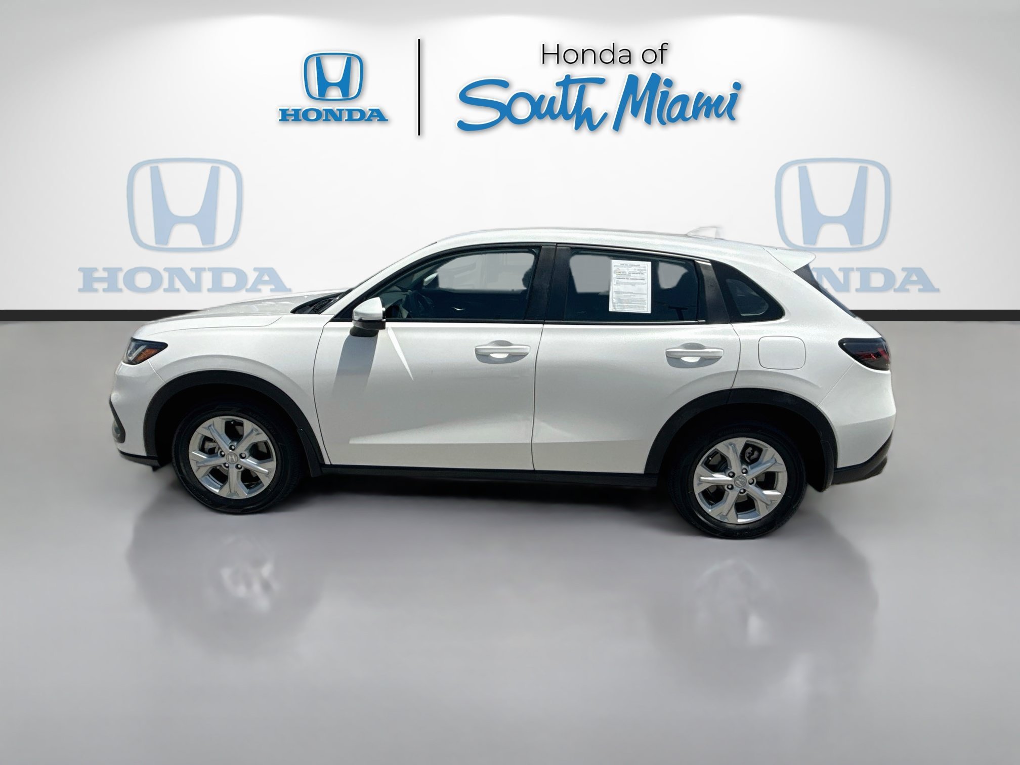 Certified Used 2025 Platinum White Pearl Honda 2WD LX image 4