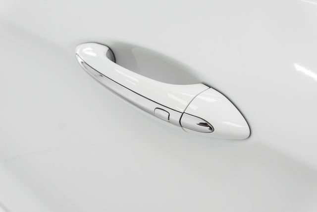Used 2020 White Buick Essence image 8