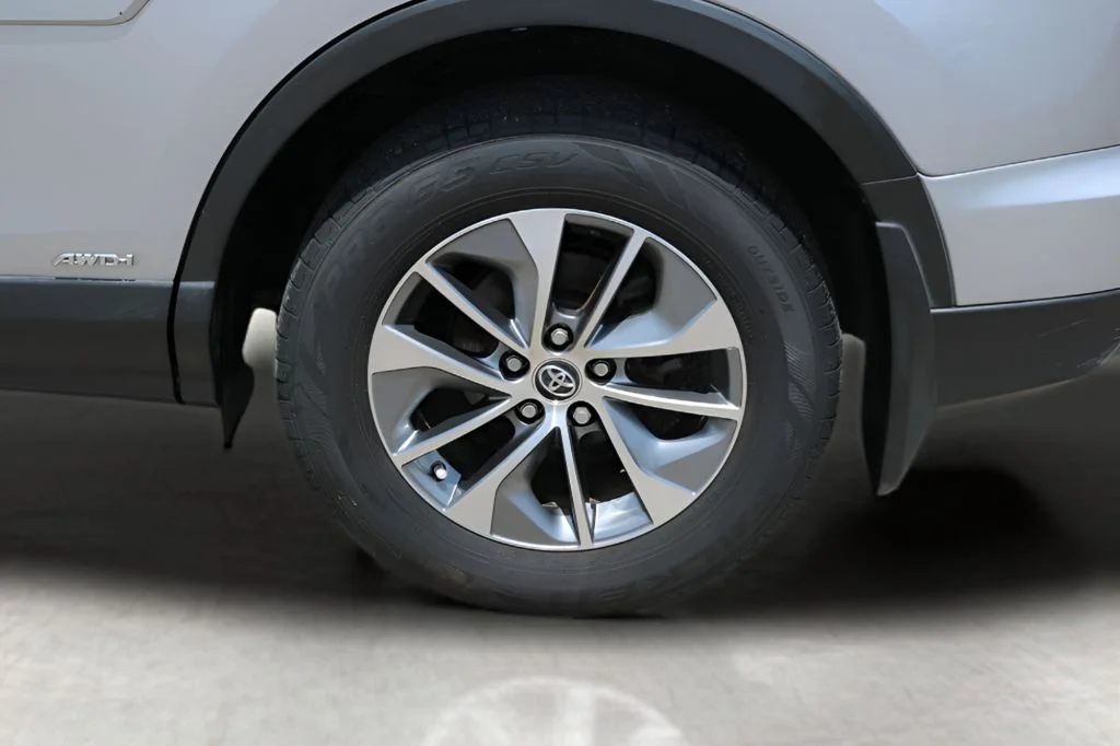 Used 2017 Silver Toyota XLE image 9