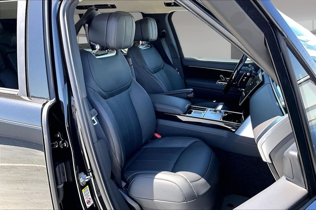 New 2026 SANTORINI BLACK Land Rover SE LWB 7-Seats / V8 image 11