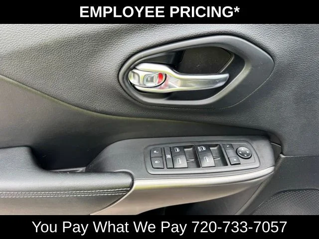 Used 2019 Silver Jeep Latitude image 12