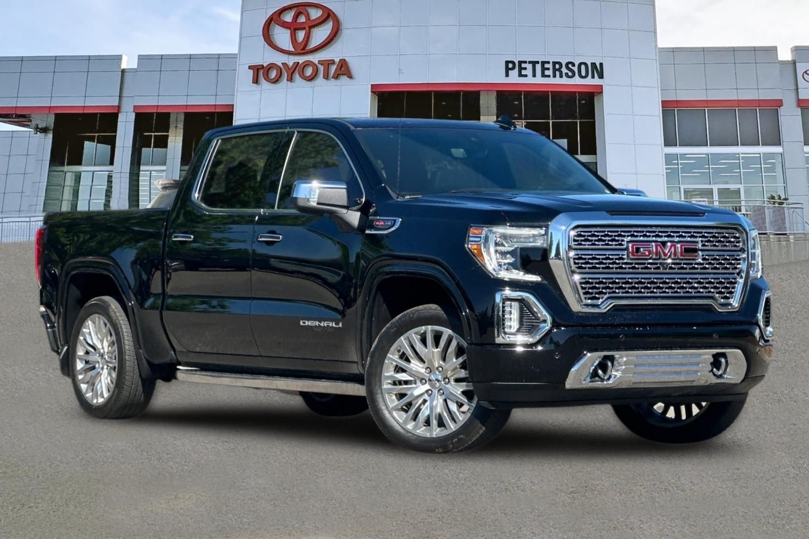Used 2019  GMC Denali image 2