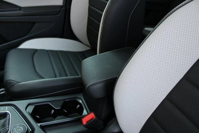 2025 Volkswagen Taos SEL - Photo 18