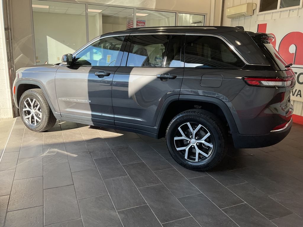 Used 2023 Gray Jeep Limited image 5