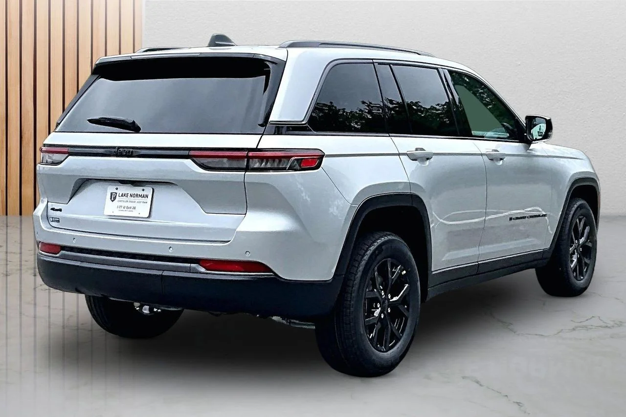 New 2026 Silver Zynith Exterior Paint Jeep Altitude image 9