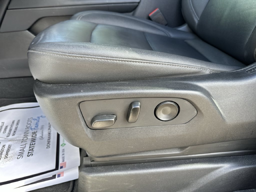 Used 2023 White Chevrolet Z71 image 12