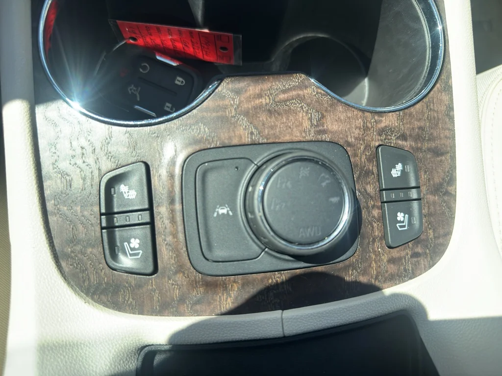Used 2022 White Frost Tricoat GMC Denali image 26