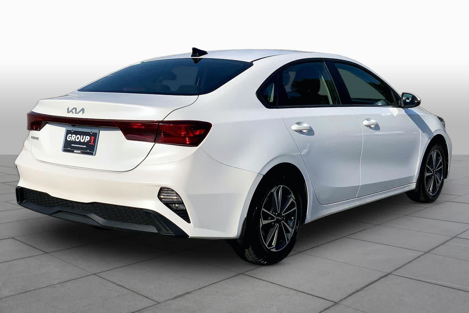 Used 2023 Snow White Pearl Kia LXS image 13