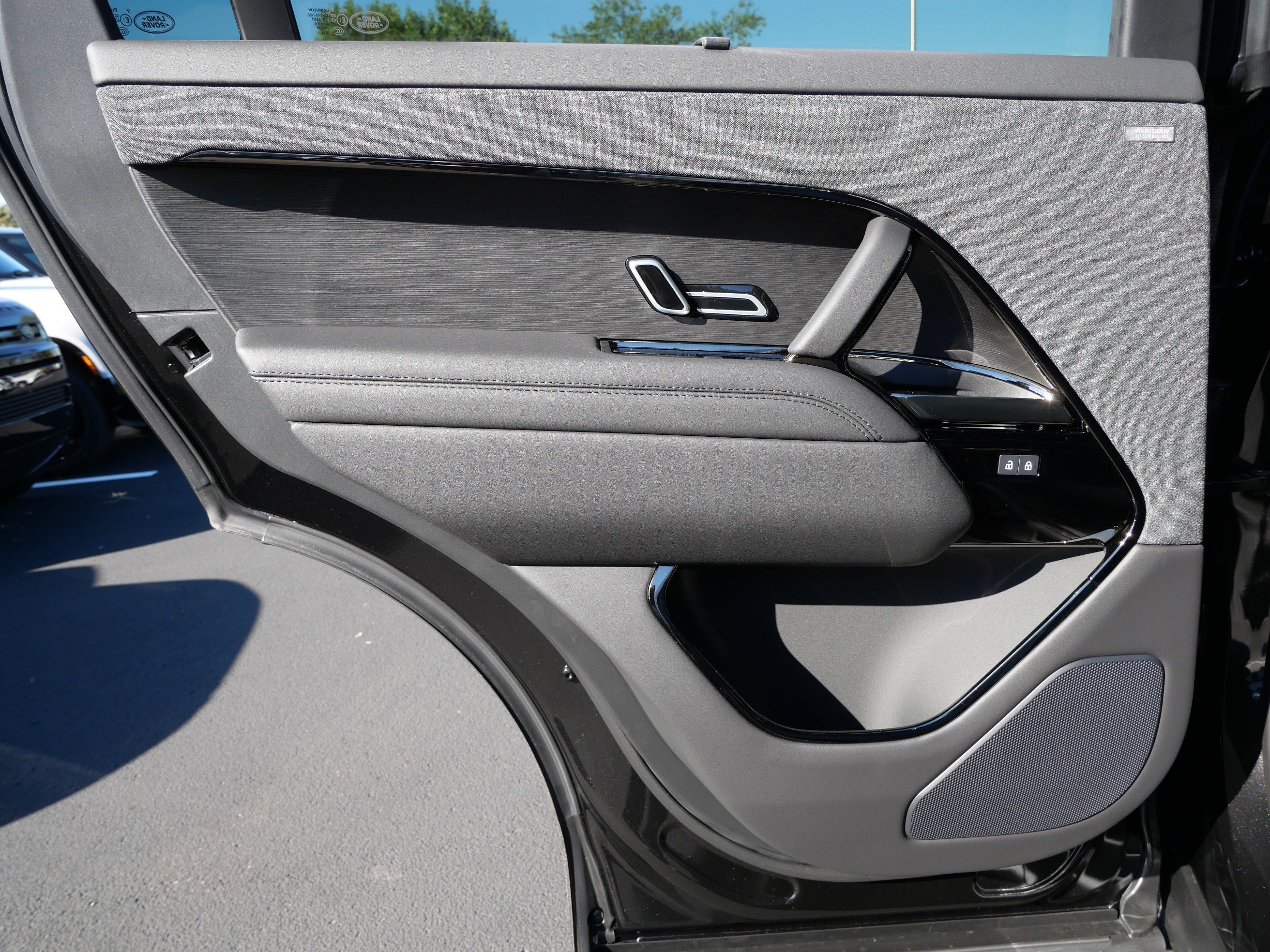 New 2027 Santorini Black LAND ROVER Dynamic SE P400 image 7