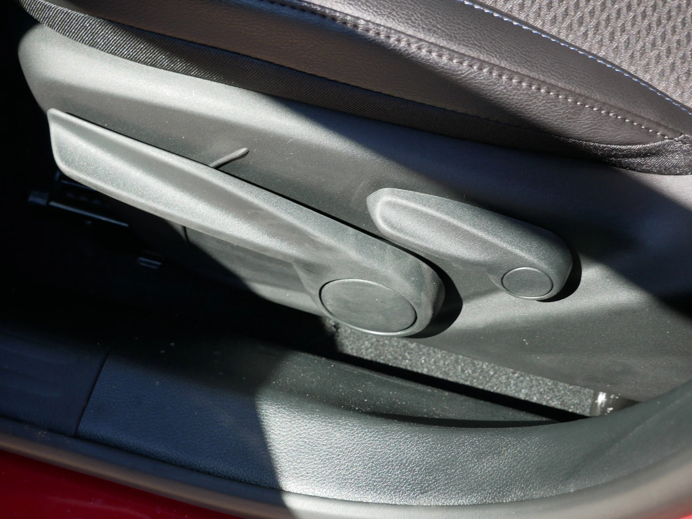 New 2026 Red Hot Pearlcoat Jeep Latitude Altitude image 13