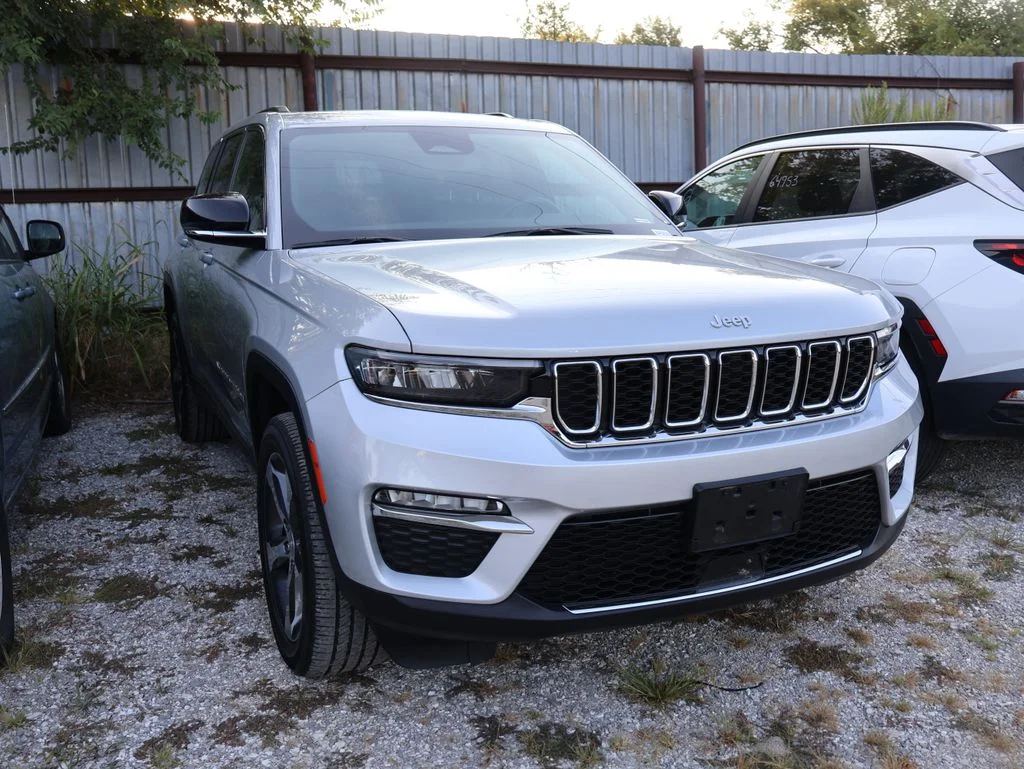 Used 2024 Silver Jeep Limited image 10