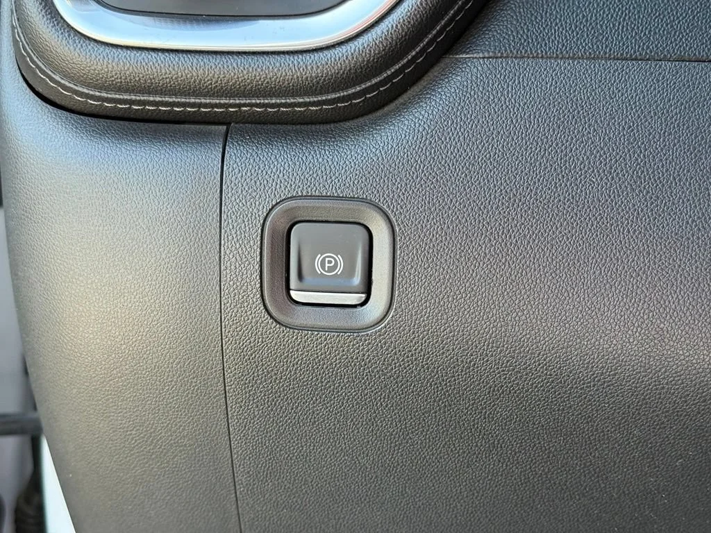 Used 2020 SUMMIT WHITE Chevrolet LT image 27