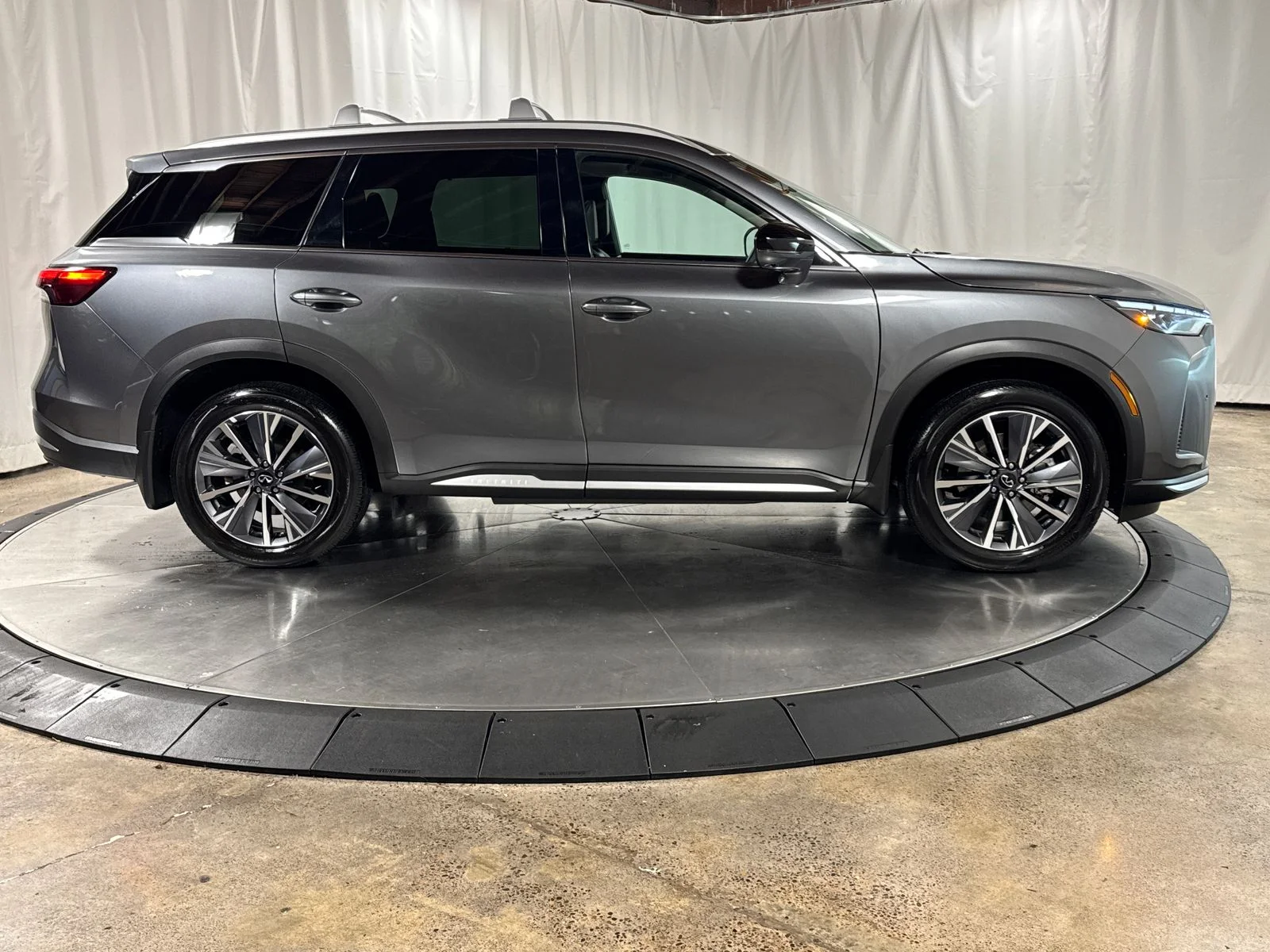 Certified Used 2026 Graphite Shadow INFINITI LUXE image 6