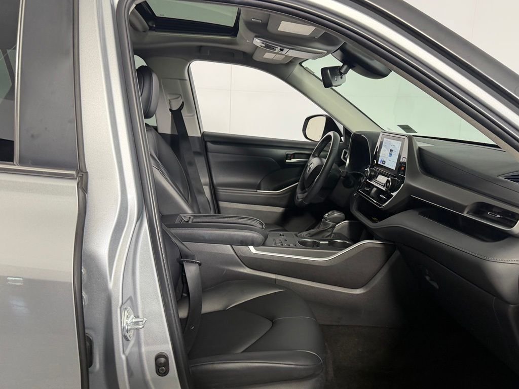 Certified Used 2025 Silver Toyota XLE image 33