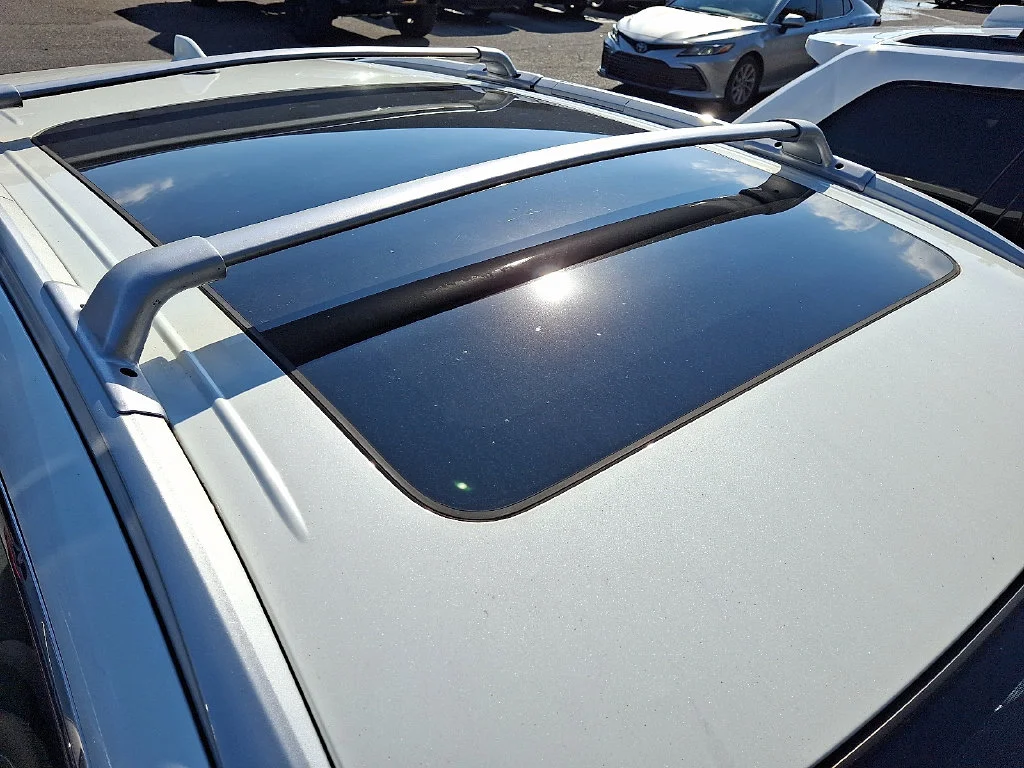 Used 2018 White Nissan SL image 6