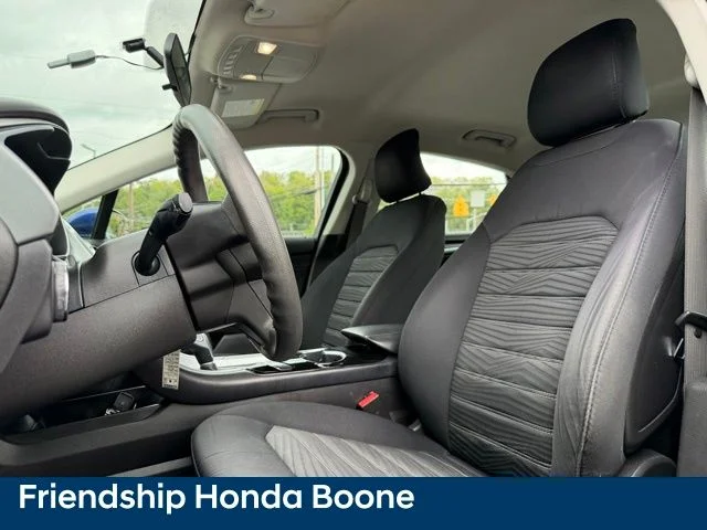Used 2016 Blue Ford SE image 17
