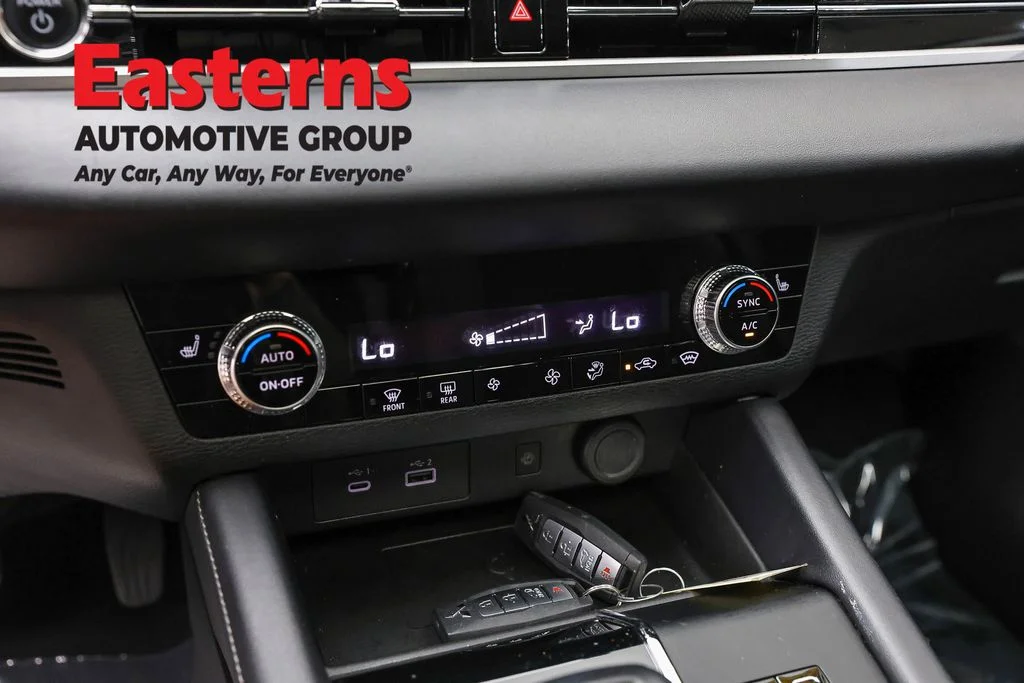 Used 2023 Silver Mitsubishi SE image 19