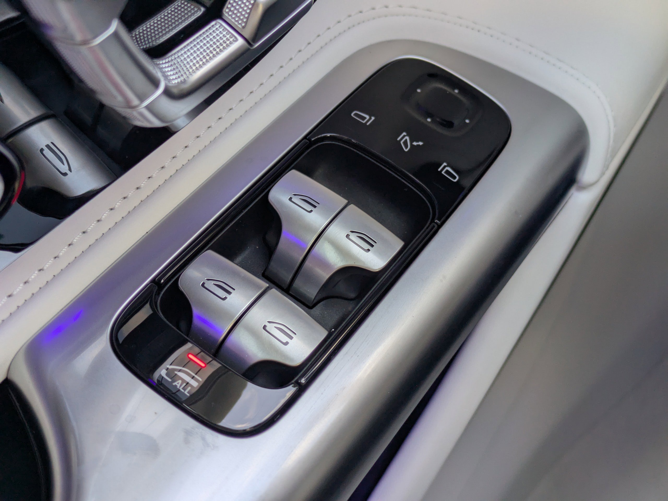 New 2026 MANUFAKTUR moonlight white magno (White Ambiance) Mercedes-Benz Maybach SL 680 Monogram Series image 54