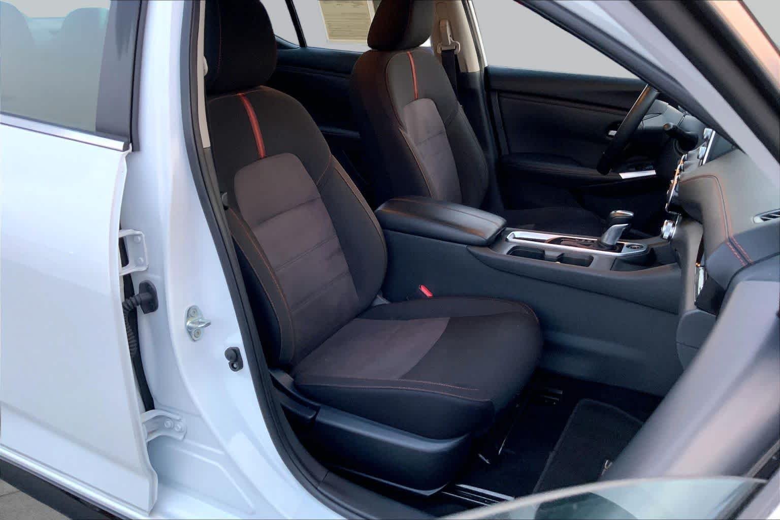 Used 2025 Aspen White Tricoat/Super Black Nissan SR image 9