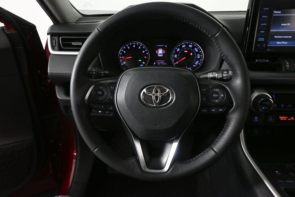 Used 2020 Ruby Flare Pearl TOYOTA XLE Premium image 2