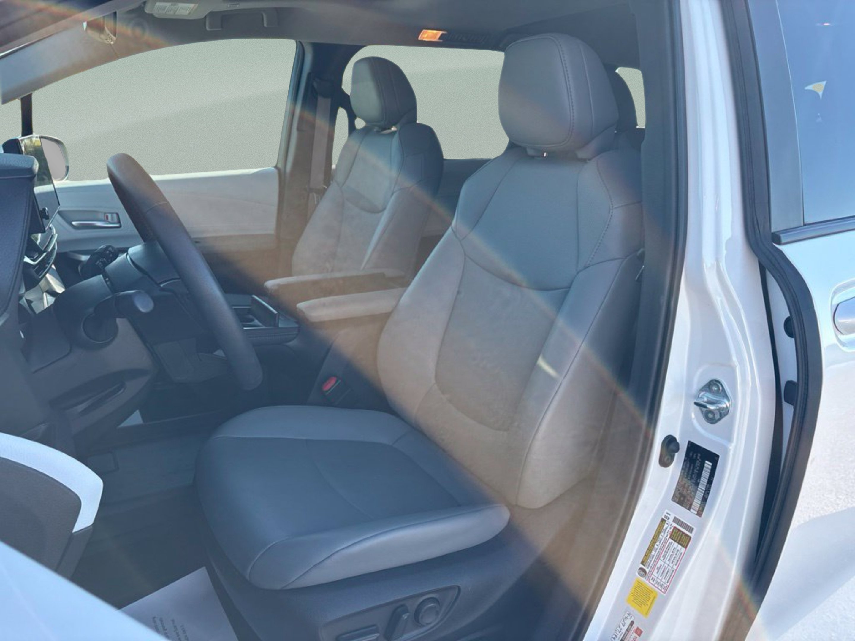 Used 2025 Pearl Toyota XLE image 9