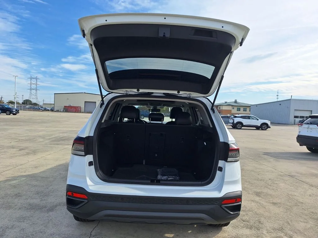 New 2026 White Volkswagen 1.5T SE Black image 26