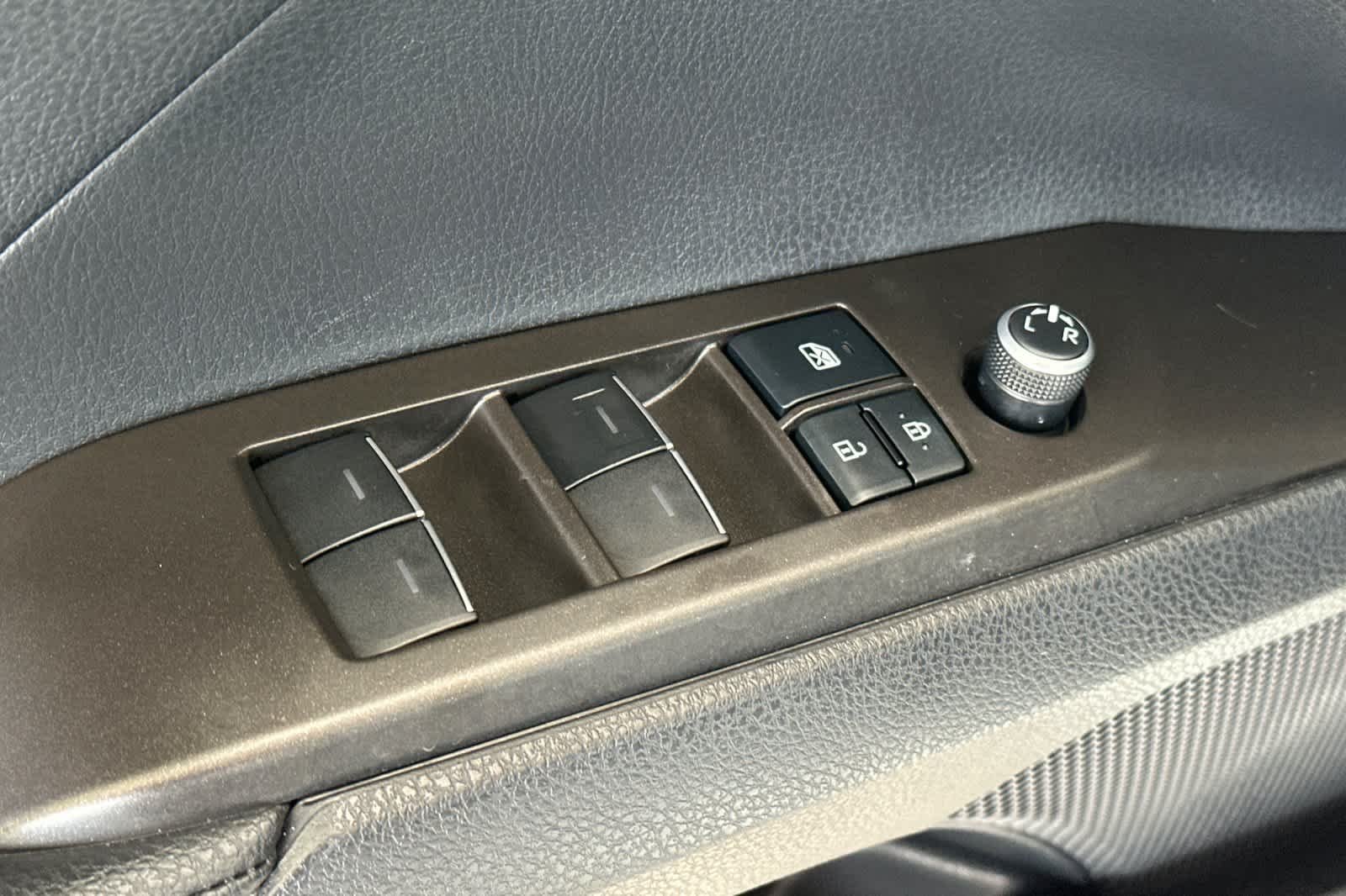 Used 2022 Wind Chill Pearl Toyota XLE image 13