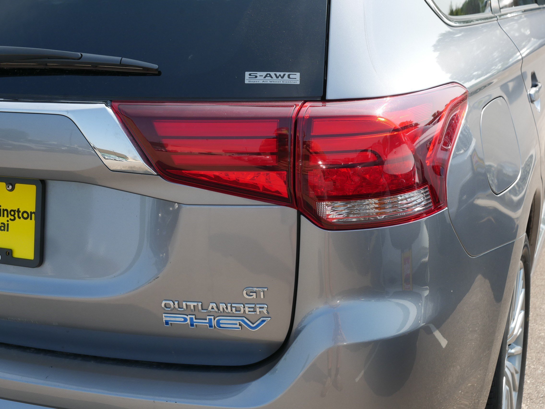 Used 2019 Mercury Gray Metallic Mitsubishi GT image 17