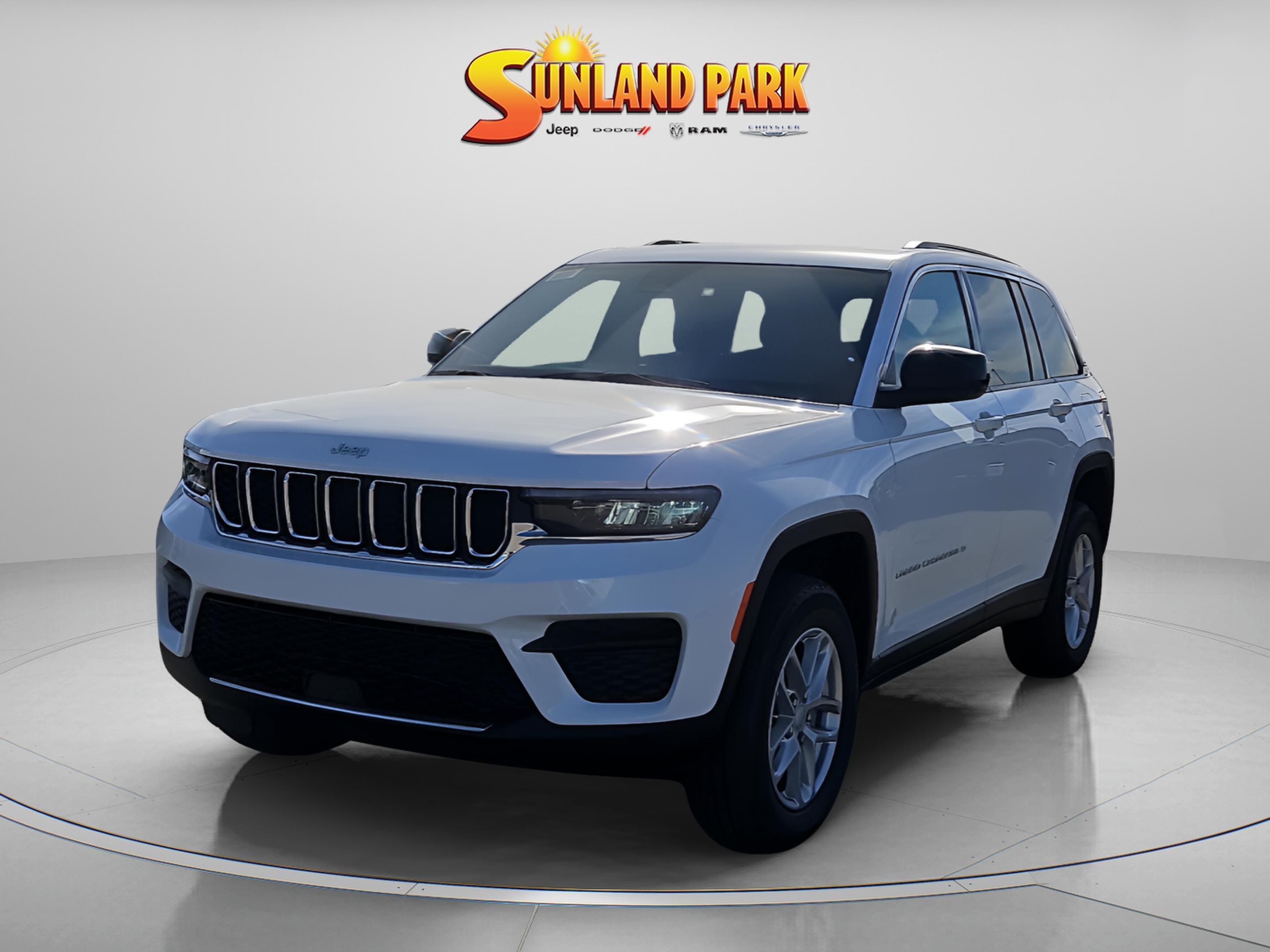 New 2025 Bright White Clear-Coat Exterior Paint Jeep Laredo image 2
