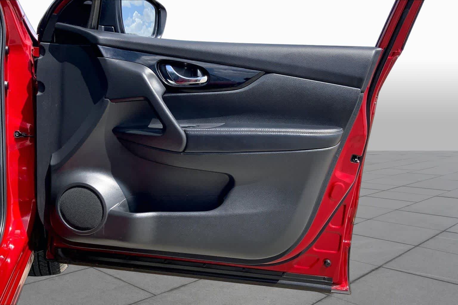 Used 2020 Scarlet Ember Tintcoat Nissan SV image 22