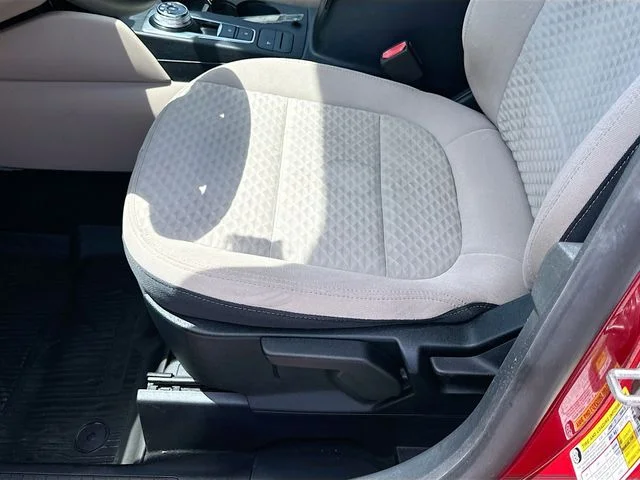 Used 2021 Red Ford SE image 19