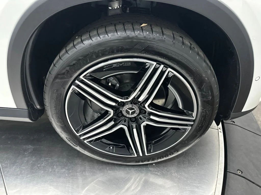 New 2027 White Mercedes-Benz GLC 300 image 9