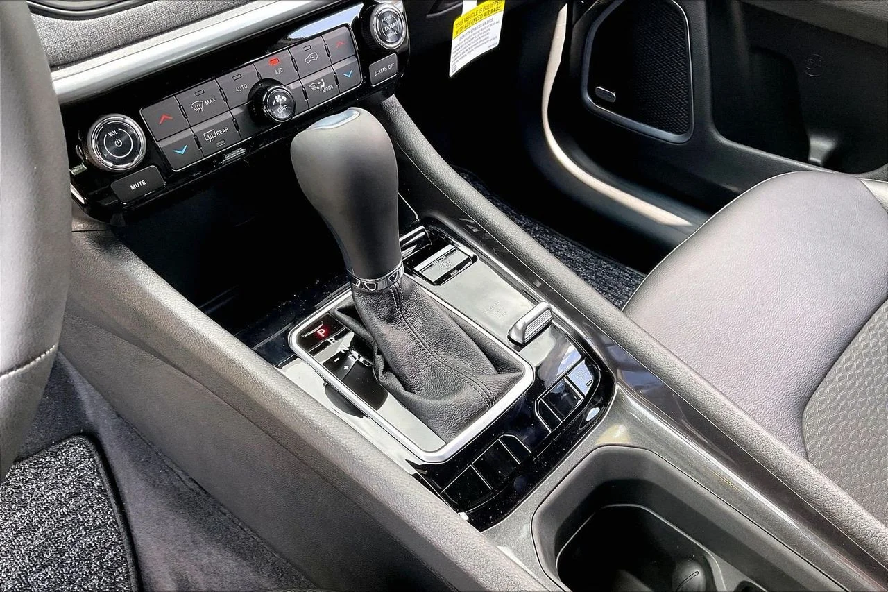 New 2026 Bright White Clearcoat Jeep Latitude image 28