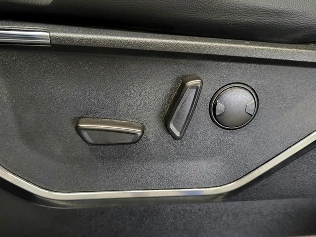 Used 2024  Ford Lariat image 34