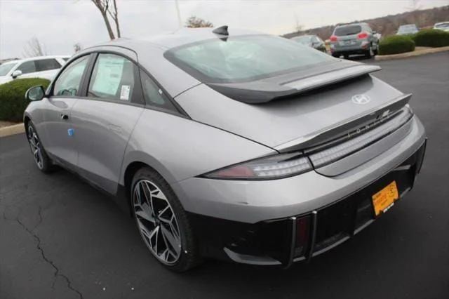 Used 2024 Silver Hyundai SEL image 5