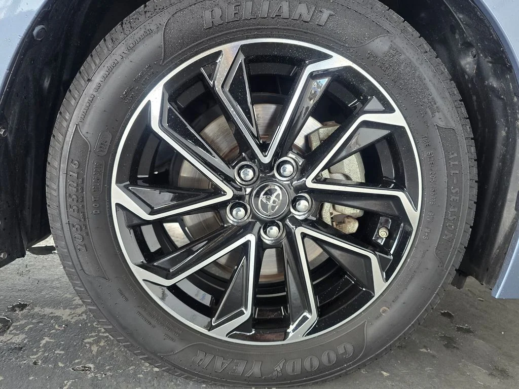 Used 2022  Toyota SE image 39